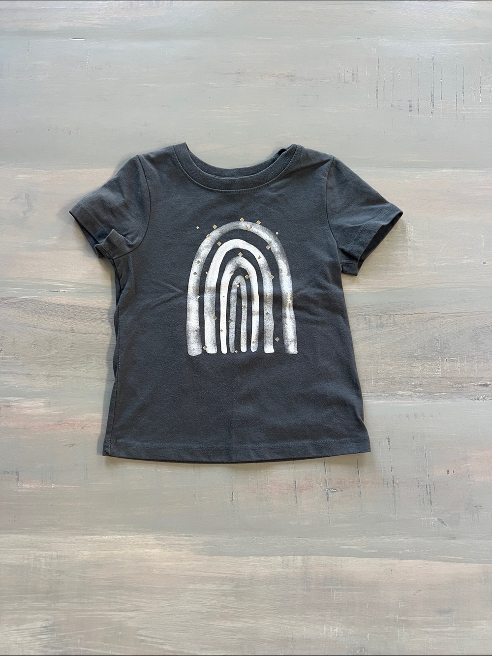 🖤 2T Charcoal Kids Short Sleeve Tee with White Rainbow Graphic. Gold flecks!